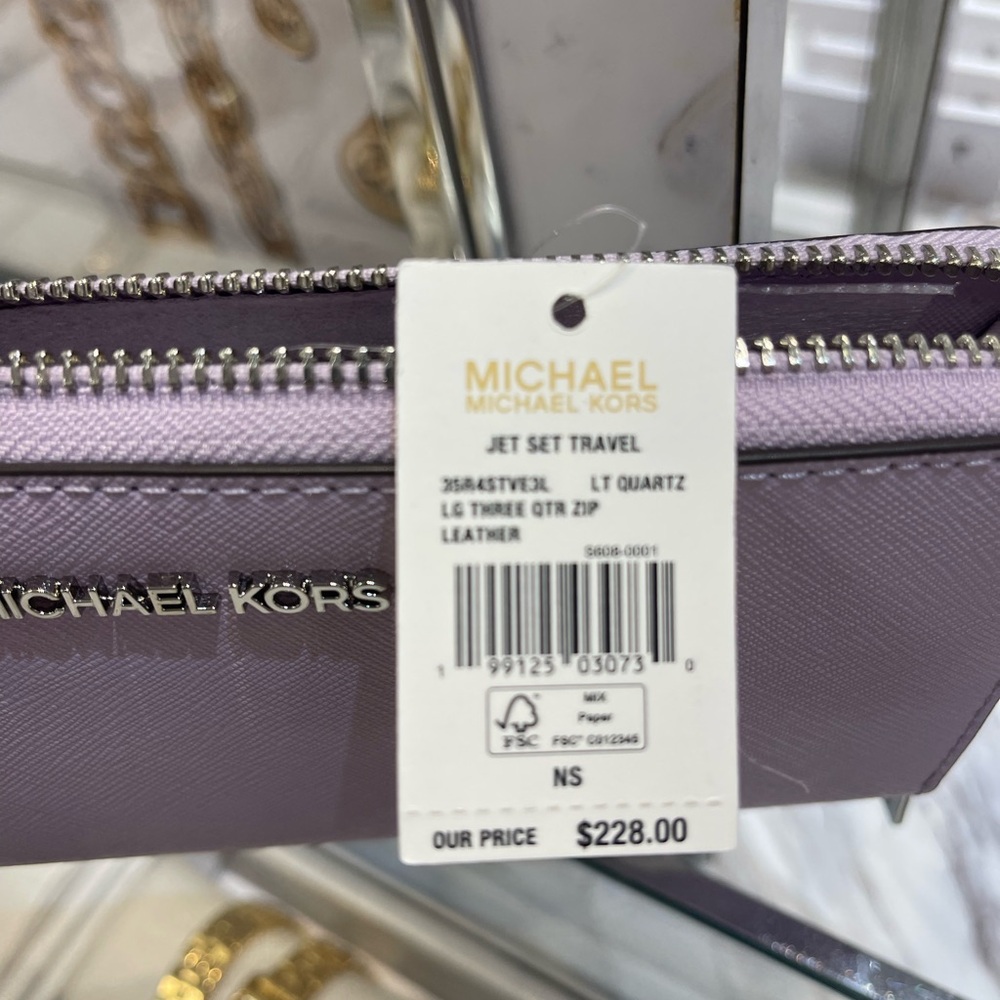 MICHAEL KORS Jet Set Travel Lg Saffiano Leather Quarter-Zip Wallet
Lt Quartz
NWT - Picture 13 of 16